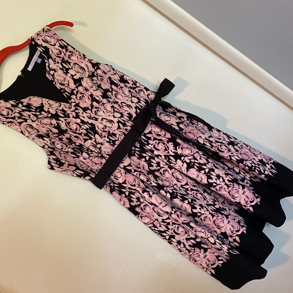 Beautiful dress - worn once.  Size 6. EUC